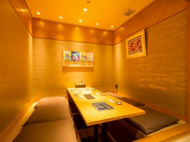 半個室として設けられた掘りごたつ席を完備