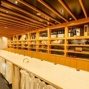 A5和牛サーロインや新鮮な魚、絶品のカニを堪能できる築地のデート。木の温もりを感じられる中、二人でおいしい料理をいただきながら思い出に残る素敵な時間を過ごしましょう。