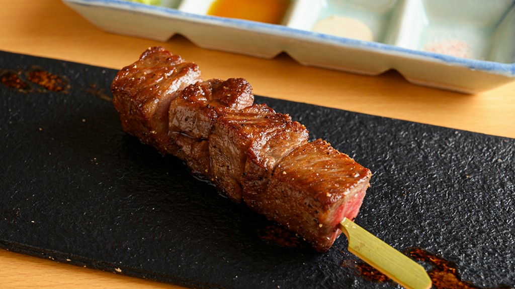 店の人気No.1！訪れる外国人観光客のほぼ全員が食している『A5和牛サーロイン串』