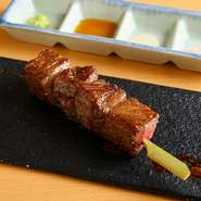 一度も冷凍していないA5和牛サーロインを鉄板で焼き上げ、フランベで仕上げる豪快な一本。アツアツなので、『山崎』や『白州』など日本のプレミアムウイスキーハイボールとどうぞ。
Small 3,300円／Regular 4,000円