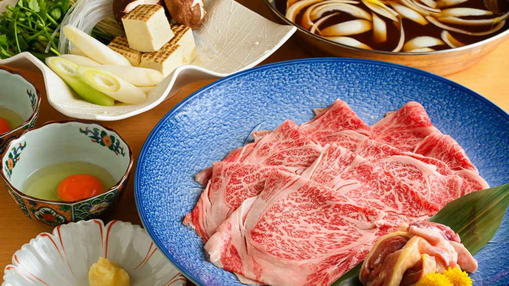 A5黒毛和牛のサーロインを、少し甘めのだしにくぐらせながらいただく『すきしゃぶ』