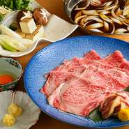 A5黒毛和牛サーロインは薄切りの大判なので、2～3回だしの中にくぐらせれば食べ頃です。産地直送の新鮮な野菜と共に、こだわりの卵を絡ませながらご賞味いただけます。
※2人前より承ります。