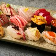 日本国内のVIPをもてなす会員制鮨店で大将を務める職人を中心に、熟練の鮨職人が集結。毎朝、築地に集まる日本中の鮮魚が扱われ、抜群の鮮度と技とのマリアージュをお楽しみいただけます。
12貫8,800円／10貫6,600円