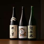 日本酒は京都の酒造にのみこだわり、イチオシのブランドをセレクト。小グラスでの飲み比べも楽しめます。レアな京都の地ビールもあり、ドリンクも京都らしい品揃えとなっています。