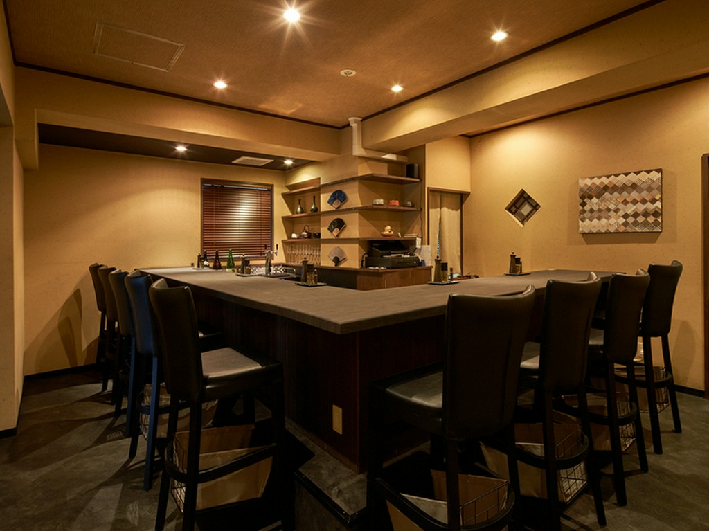 ジャズの流れるモダンな空間で、非日常を満喫