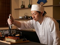 香り高い「ちりめん山椒」を白米の上に敷き詰めました。山椒の爽やかさが口の中で広がります。鰻との相性も抜群に良く、贅沢な鰻体験をお楽しみください。