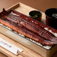 鰻・米・山椒とすべての要素にこだわるお店。タレは100年の歴史を持つ、高知県「室戸海洋深層水」を汲み上げてつくった醤油を使用したこだわりの逸品。脂の乗った鰻に合わせて、スッキリとした印象になっています。