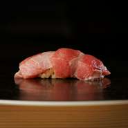 豊洲市場の専門仲卸から折々の最上質食材を仕入れ、その日の素材に応じて、季節の瞬間と移ろいを感じられる『寿司懐石コース』を提供。伝統×新趣向の技とセンスが見事に融合し、ワクワクがとまらないおいしさ！