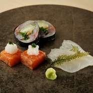 四季折々の食材に綺麗に寄り添うお酒を料理長が選りすぐり。グラスで気軽に楽しめるので、コースの一品や握りに合わせて、自分流のペアリングを満喫できます。季節ごとのお酒も充実し、楽しみが尽きません。