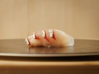 同じ魚でも部位に応じて、一番おいしい提供法を追求。背中側の身を使ったこのネタでは、食感の良さを活かすため、薄切りした4枚のネタを重ねてネタに。