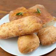 毎日焼き上げる手づくりのパンは、その日のお天気で水分や焼き方も変えた、パン好きな人たちをも魅了する味わいです。上質な小麦の奥深い味わいを噛みしめる度に感じるはず。
