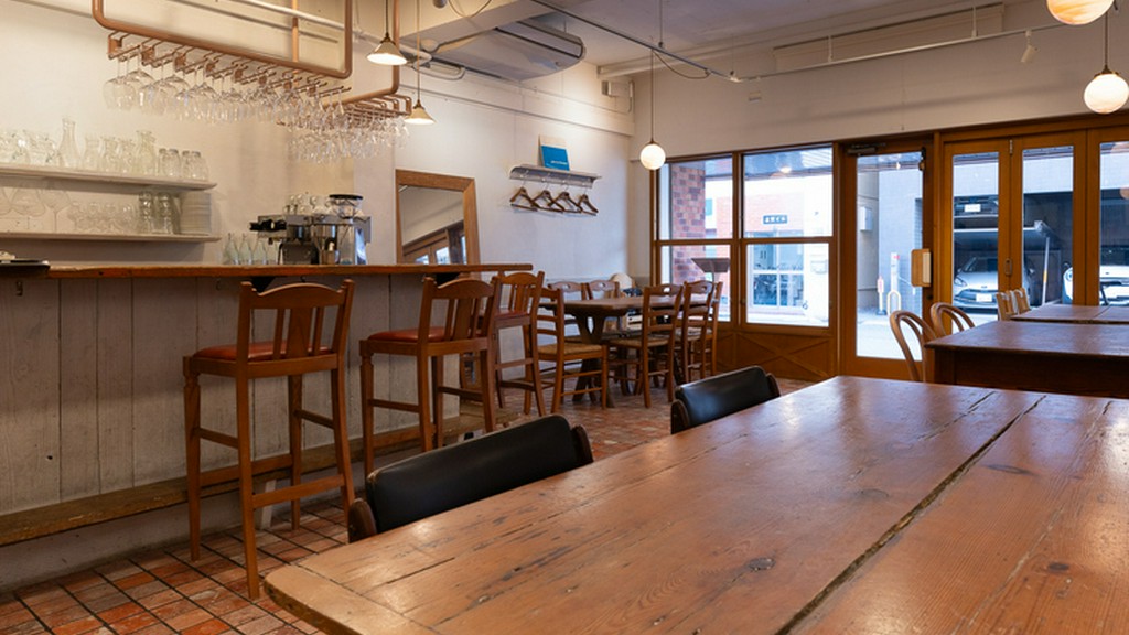 木の温もりを感じるシンプルな空間で、寛ぎの時間を