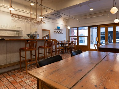 木の温もりを感じるシンプルな空間で、寛ぎの時間を