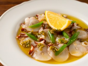 野菜のオイルソースで味わう『宮城水タコ ほんのり温かいカルパッチョ』