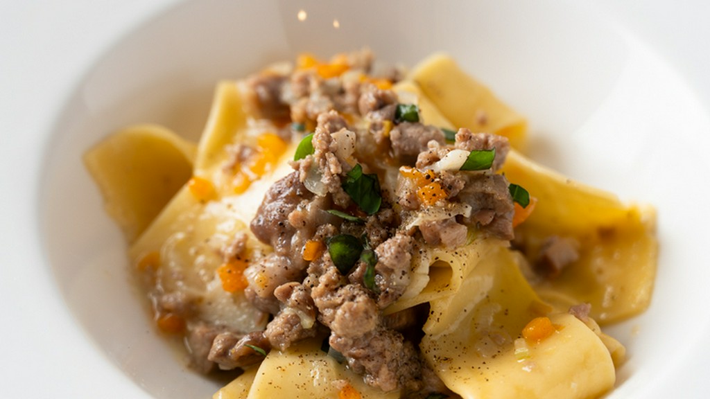 つるんとした太めのパスタが鴨肉と抜群の相性。『蔵王鴨のラグービアンコ 手打ちのパッパルデッレ』