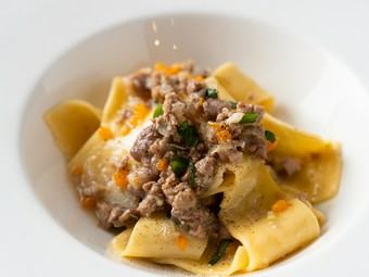 つるんとした太めのパスタが鴨肉と抜群の相性。『蔵王鴨のラグービアンコ 手打ちのパッパルデッレ』