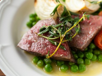 宮城県栗原市で育った漢方牛のおいしさを存分に。『漢方牛の内もも肉ハーブロースト』