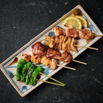  焼き鳥3種盛合せや石焼き親子丼など付いた『鶏』をご堪能頂けるスタンダードコースとなります。炭の特徴を熟知した職人が焼き上げた焼き鳥は香ばしく、肉汁が溢れ出ます。2H飲み放題付きのプランとなっております。