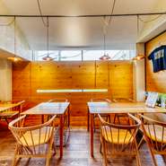 木を基調に落ち着いた雰囲気の店内には、グループ利用も可能なテーブル席を用意。温もり漂う店内は女子会にも最適です。前菜の盛り合わせ・ボトルワインなど、友人間でシェアできるメニューも多数用意されています。