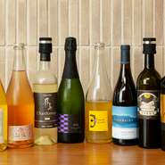 お酒は料理との相性から、ワインのみを提供。フランスだけでなくニューワールドのワインも取り揃えています。県内で初めて設立されたワイナリー「木谷ワイン」のワインや、店主が作ったオリジナルワインも必見です。