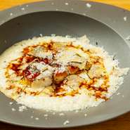 良質なフォアグラをしっかり使い、濃厚な口当たりを演出。酸味の効いた白ワインやスパークリングワイン、軽めの赤ワインとも相性の良い逸品です。