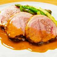 フレンチの定番、仔羊のロースト。丁寧に下処理を施した仔羊はクサみを感じさせず、噛むほどに味わい深い、クリーミーな印象。普段仔羊をオーダーされない方にもお試しいただきたい、シェフ自慢の逸品です。