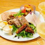 8～9種の前菜盛り合わせは、一杯目のお供にも最適です。色々な味を少しずつ楽しめるため、単品オーダーよりお得感あり。ビストロらしいボリュームのある逸品です。