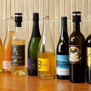 グラスは赤・白・泡と、オススメをご用意しております。お好み等お伝えください。2～3種ご提案させていただきます。また、ボトルワインも5500円～ご用意しております。