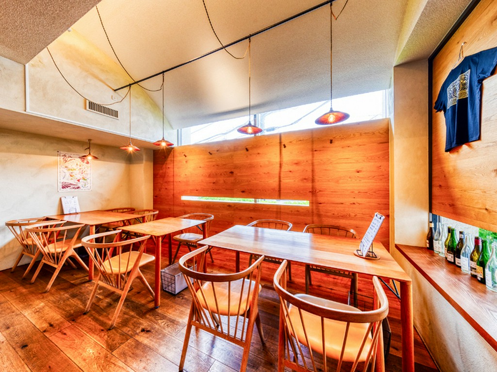 内観 テーブル席