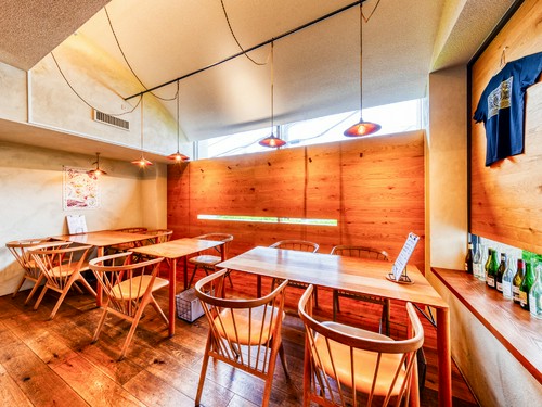 内観 テーブル席