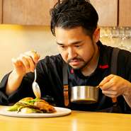 調理だけでなく接客も自ら行う川瀬氏。堅苦しさのないおもてなしを意識しています。ゲストの好み・オーダーされたワインに合わせた料理の微調整も、店主自らゲストとやりとりを交わす、こちらのお店の魅力です。