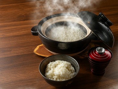 食事のタイミングに合わせて炊き上げる『土鍋ご飯』