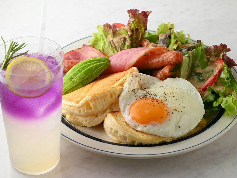 その場で焼き上げる、カリカリベーコンが絶品『パンケーキプレート』