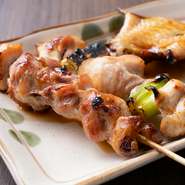 新鮮な錦爽鶏や豚肉をシンプルに味わう串焼きは、いずれも自慢の逸品。こだわりの塩・たれが、良質な素材の魅力を引き立てます。牛ステーキや海鮮、一品料理などメニューも多彩で、飽きさせません。
