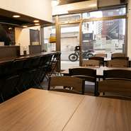 明るい雰囲気のため、友人2～4名規模のちょっとした飲み会にもぴったり。テーブル席でのんびりおしゃべりを弾ませながら、おいしいお酒や串焼きを味わってみませんか。