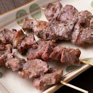 ジューシーな豚の串焼き。豚肉は解体場が近いこともあり、鮮度の良さは折り紙付きです。