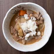 一品モノより、オススメメニュー。コクのある味噌をベースに、豚もつ（白もつ）をじっくりと煮込んだ逸品。お酒のアテや、“あと一品欲しい”場面にも頼もしい、定番メニューです。