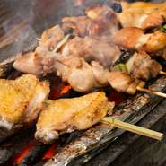 ブランド鶏「錦爽鶏」や、鮮度抜群の豚をシンプルに焼き上げた串モノは、いずれも自信作。炭で丁寧に焼き上げることで、香ばしさもプラス。旨い鶏・豚をさらに旨く食せます。