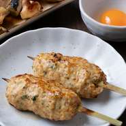 新鮮な鶏肉を使った、手づくりつくね。シンプルなつくねから、チーズたタルタルをのせたつくね、卵黄と絡めていただく月見つくねと、多彩なトッピングのバリエーションも楽しい逸品です。