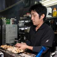 “何よりもお店を楽しんでいただきたい”と永田氏。日々を取り巻くいろいろな出来事をお店で過ごす時間だけでも忘れられるように、そして帰宅時は笑顔で暖簾を潜るお客様を見送れるように、日々心がけています。