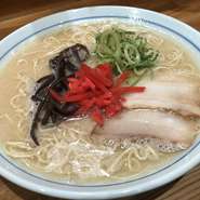 【博多　濃麻呂】グループで修業を積んだ料理人が、本場博多の味を提供しているお店。福岡の食材を中心に使用し、チャーシューや角煮、焼き豚足など、福岡ならではの料理が豊富に揃っています。