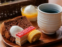 シフォンケーキ＋プチケーキ
地元でつくられているシフォンケーキを中心に、プチケーキやプリンなどをワンプレートにまとめています。おいしいコーヒーと一緒にスイーツタイムを満喫。