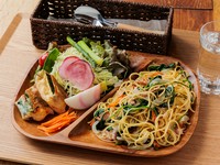 パスタとサラダ、副菜をバランス良く盛り合わせた『パスタプレート（サラダ付）
