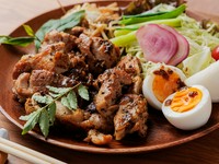 鶏もも肉の豊かな肉汁と山椒の独特な風味が味覚を刺激する『シビレ鳥プレート』