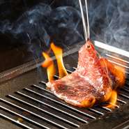 せっかくの焼肉であれば、お酒も存分に楽しみたいもの。こちらのお店は、チャージとして飲み放題＆定番サイド3品の食べ放題をセットで提供。時間無制限でお酒もたっぷり楽しめるため、各種宴会にもオススメです。