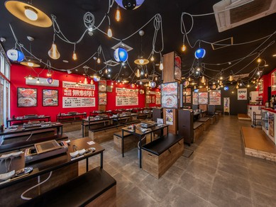 昭和レトロな趣き漂う、賑やかな店内