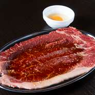タレのかかった薄切り上ロース肉に、生卵がセットになったメニュー。片面5秒・裏面3秒と火を通したあと、すき焼き感覚で玉子につけていただく逸品。こだわりのスタイルが、お肉をさらに魅力的にしてくれます。