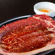 薄切りロース肉を、すき焼き風のスタイルで食す『炙り焼き5秒上ロース』は、スタッフ目線でもイチオシのメニュー。片面5秒・裏面3秒火を入れるだけで食べごろに。焼き上がりまでのスピード感も楽しい逸品です。