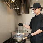 お肉はもちろん、一品モノにもこだわった満足度の高いメニューは、お店の強み。接客時は昭和の市場を彷彿とさせる店内に合わせて、フレンドリーな接客を意識しています。