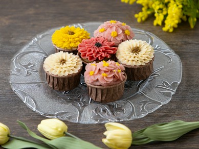 日替わりフレーバーのカップケーキに、キュートなお花を乗せた『お花のカップケーキ』